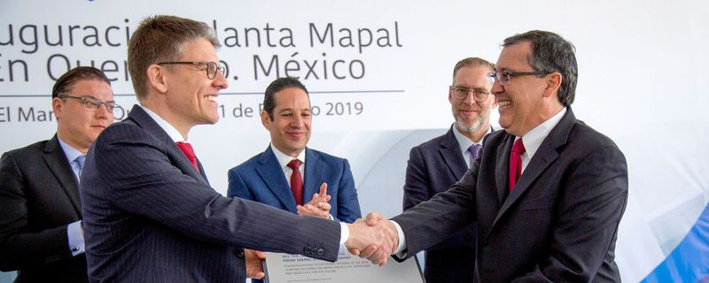Jochen Kress Geschäftsführender Gesellschafter der Mapal Gruppe (links) übergibt eine Gedenktafel zur Werkseröffnung im mexikanischen Querétaro an Lazaro Garza Sr. (re., CEO von Mapal Frhenosa Mexiko). In der Mitte: Francisco Dominguez Servién, Gouverneur von Querétaro.