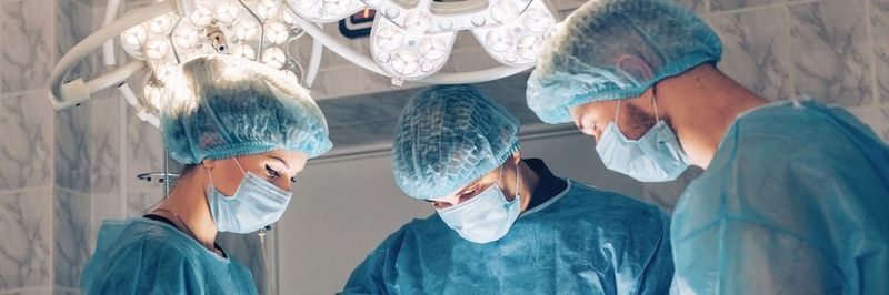 Operative Eingriffe werden oft mit Videoaufzeichnungen dokumentiert. Die Kamera ist in der OP-Leuchte untergebracht, weil von dort aus ein freies Blickfeld auf den Arbeitsbereich besteht.