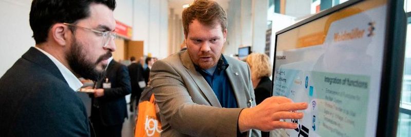 Produktentwickler Marc Neu (re.) erklärte auf der Preview die Funktionsweise des intelligenten Steckverbinders im Detail.