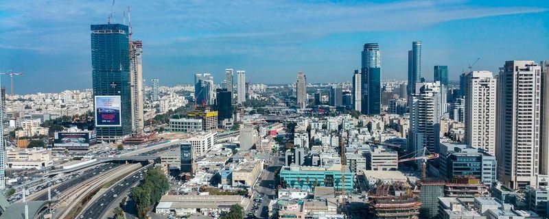 Tel Aviv hat sich zu einem wichtigen Geschäftszentrum entwickelt, wo viele High-Tech-Firmen ihren Sitz haben.