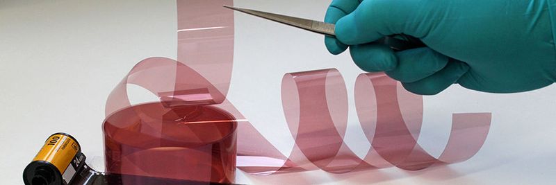 Analoge Mikrofilme werden zur Langzeitarchivierung verwendet. Forschungs- und Entwicklungsarbeiten sollen zu einer längeren Langzeitstabilität führen.