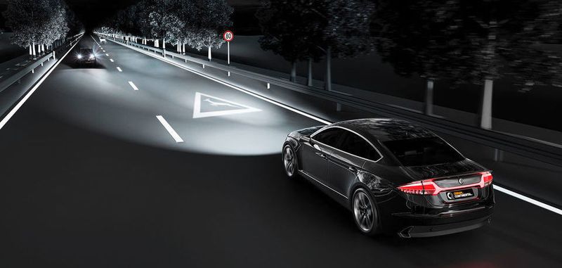 Sehen und gesehen werden ist das Grundprinzip. Doch die Fahrzeugbeleuchtung bekommt künftig neue Aufgaben und greift aktiv in die Kommunikation mit der Umwelt ein.