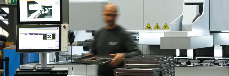 Der Metallbauer Riguzzi in Felben im Thurgau steuert und überwacht seine innerbetrieblichen Prozesse an den Blechbearbeitungsmaschinen, darunter die einzige in der Schweiz installierte Gesenkbiegepresse TruBend 7030, inzwischen durchgängig digitalisiert.