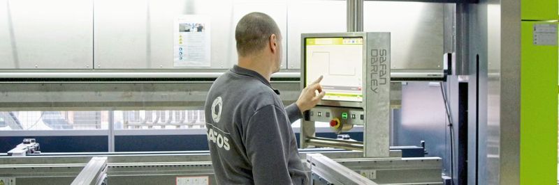 Einfach und schnell programmieren: Am Touchscreen wählt der Bediener Werkzeuge und Biegungen anhand von Grafiken und gibt lediglich Parameter alphanumerisch ein.