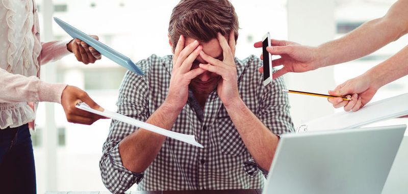 Ein Grundsatz bei der Umstellung auf Agilität sollte sein, die Mitarbeiter nicht zu überfordern. Doch eine unsachgemäße Umstellung auf Agilität ruft genau diesen Effekt hervor. Vor allem dann, wenn Agilität unangebracht ist – oder nicht konsequent genug gedacht wird.