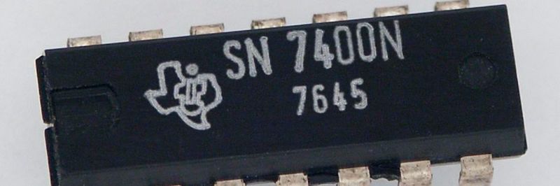 Logikgatter lassen sich zu komplexen integrierten Schaltkreisen verknüpfen, hier ein Vierfach-NAND-Gatter auf dem SN7400N-Chip von Texas Instruments.