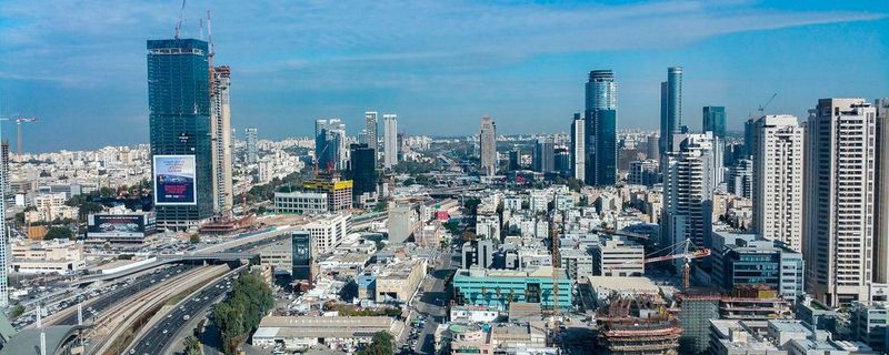 Tel Aviv hat sich zu einem wichtigen Geschäftszentrum entwickelt, wo viele High-Tech-Firmen ihren Sitz haben.