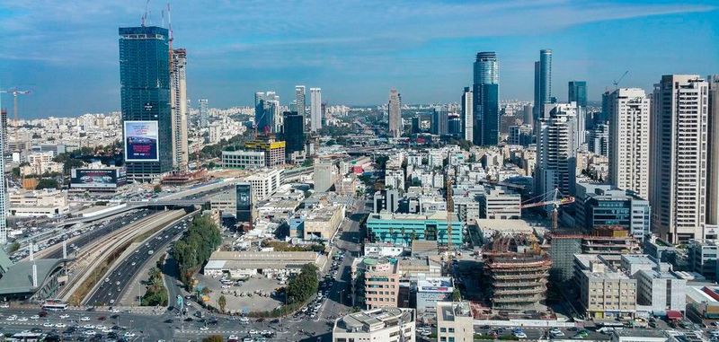 Tel Aviv hat sich zu einem wichtigen Geschäftszentrum entwickelt, wo viele High-Tech-Firmen ihren Sitz haben.