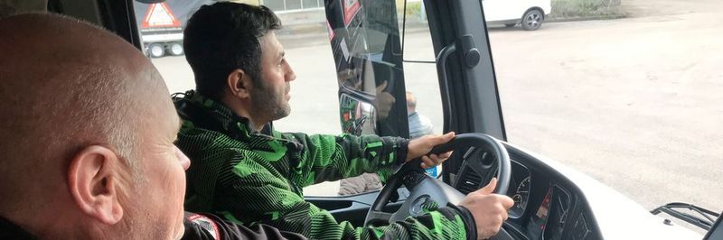 Fahrlehrer Burkhard Mülln (l.) bei der Ausbildung