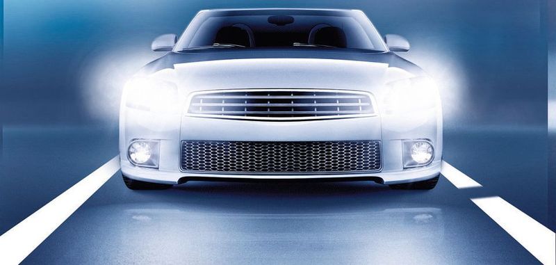 Mit moderen Pixel-Scheinwerfer und LED-Technik lassen sich nicht nur Straßen effizient ausleuchten, sondern auch Informationen projizieren oder mit anderen Verkehrsteilnehmern kommunizieren.