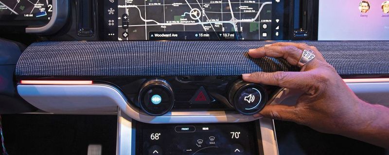 Harman hat sein „digital cockpit“ überarbeitet. Das System integriert z. B. Sprachassistenten mehrerer Anbieter.
