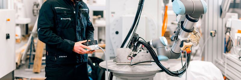 Ein Team aus Mensch und Roboter schafft kundenindividuelle, effiziente Schweißlösungen.