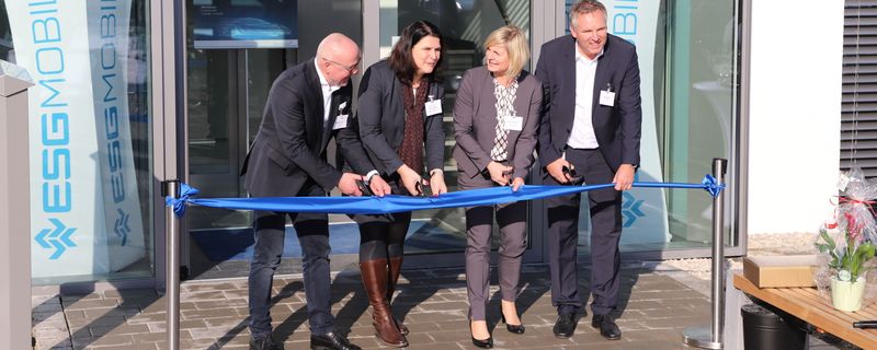 Eröffnung des Gaimersheimer Standorts der ESG Mobility (von links): Bauherr Tadeusz Lacny, Bürgermeisterin Andrea Mickel sowie ESG Mobility Regionalleiterin Ulrike Hlawatsch und Geschäftsführer Jörg Ohlsen.