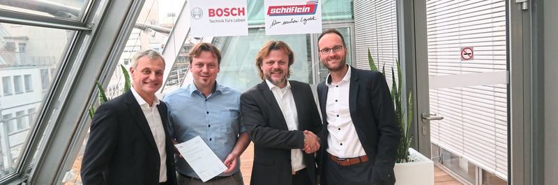 Urkundenübergabe (v.l.): Martin Jurock (Bosch), Bernd und Achim Schäflein sowie Christian Gutknecht (Bosch).