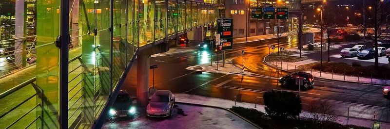 Während V2V-Kommunikation eine möglichst breite Verbreitung der Technologie in Fahrzeugen verlangt, benötigt V2I die technischen Voraussetzungen lediglich in der Infrastruktur und im Auto selbst.