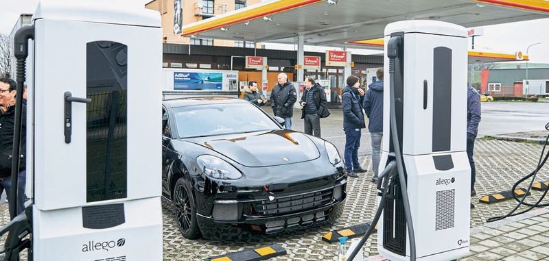 Bild 1: 450 kW stellt die Ladestation (rechte Ladesäule) zur Verfügung, die zweite Ladestation (links) bringt es auf 175 kW.
