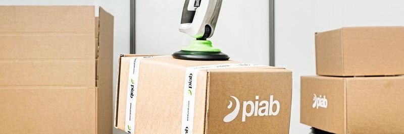 Der Pilift-Smart-Vakuumlifter von Piab entlastet die Rücken Mitarbeiter, indem er ihre Bewegungen erkennt und überwacht und schnell auf die Absichten der Benutzer reagiert.