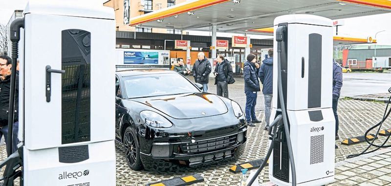 Bild 1: 450 kW stellt die Ladestation (rechte Ladesäule) zur Verfügung, die zweite Ladestation (links) bringt es auf 175 kW.