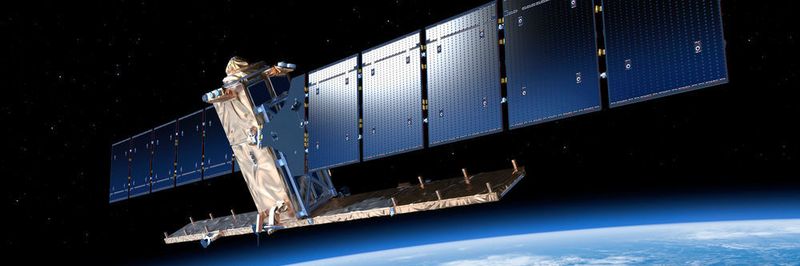 Der ESA-Satellit Sentinel-1 dient der Umweltüberwachung. Er spielt zudem eine entscheidende Rolle bei der Bereitstellung von Echtzeit-Informationen, um z.B. bei Naturkatastrophen schnell helfen zu können.