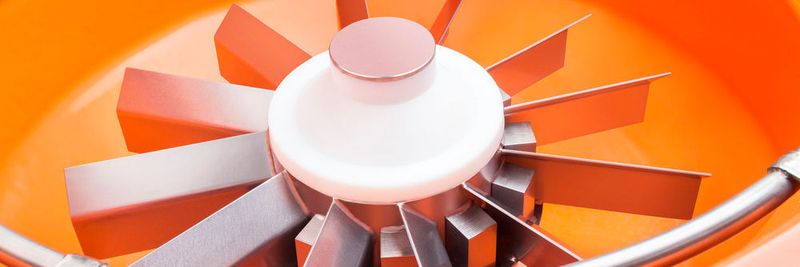 Blisks for jet engines – the photo shows a dummy part – can also be processed in rotary vibrators, producing excellent finishing results.