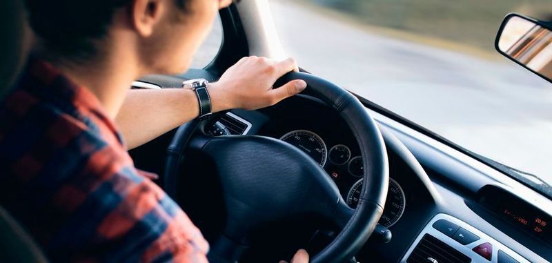 Schläfrige und abgelenkte Autofahrer sinnd ein gravierendes Sicherheitsrisiko. Die DMS-Technik kann Hilfestellung leisten.