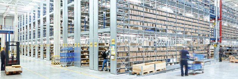 Mehrgeschossige Bito-Fachbodenanlage beim Kunden DeLaval. Die Anlage stellt drei Lager- beziehungsweise Kommissionierebenen auf einer Grundfläche zur Verfügung.