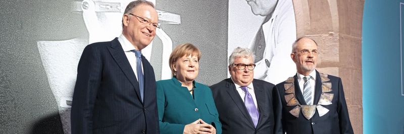 Ministerpräsident Stephan Weil, Bundeskanzlerin Dr. Angela Merkel, Professor Hans Georg Näder und Bürgermeister von Duderstadt Wolfgang Nolte (v.l.n.r.) beim Festakt von Ottobock.