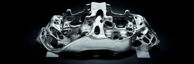 Entwickelt von Bugatti: Dieser 8-Kolben-Monoblock-Bremssattel ist weltweit der erste Bremssattel aus dem 3D-Drucker und gleichzeitig das größte generativ gefertigte Funktionsbauteil aus Titan.