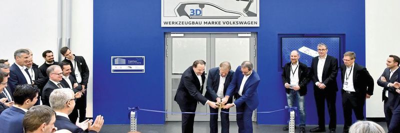 Feierlicher Schnitt mit 3D-Schere: v.l.n.r. Oliver Schauerte, Leiter Forschung Werkstoffe und Fertigungsverfahren, Eckhard Ritz, Leiter Werkzeugbau Marke Volkswagen, Uwe Schwartz, Leiter Planung Marke Volkswagen eröffnen gemeinsam das „Projekthaus Additive Fertigung“.