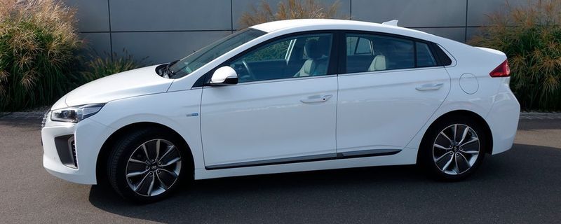 Beim Hyundai Ioniq Hybrid und Plug-in-Hybrid besteht Brandgefahr.