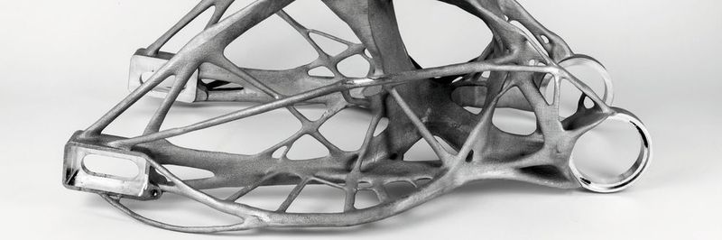 Wer über generatives Design neue, bionische Bauteile entwickelt, kommt bei der Fertigung meist an additiven Verfahren nicht vorbei. Der Workflow von der Konstruktion zum Druckprozess wird dabei immer durchgängiger.