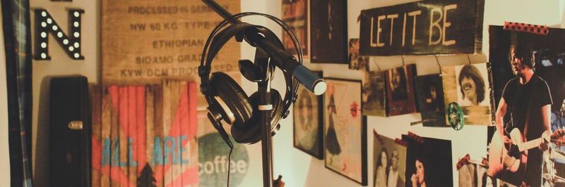 Podcast-Marketing – was als unscheinbares Garagen- oder Schrank-Experiment begonnen hat, ist in der Zwischenzeit zu einer Branche mit hochwertigen Produktionen geworden.