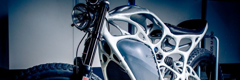 Das erste E-Motorrad aus dem Drucker: AP-Works zeigt mit dem „Light Rider“, was mithilfe der additiven Fertigung möglich wird. Der Rahmen des Motorrads wiegt gerade einmal 6 kg.