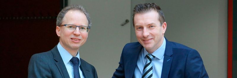 Im Gespräch mit Devicemed: Dr. Matthias Schier (l.), Geschäftsführer Forum Medtech Pharma, und Alexander Stein, Veranstaltungsleiter Nürnberg Messe.
