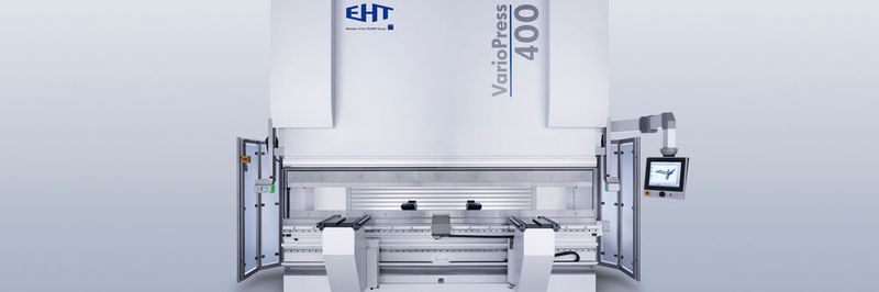 Die Biegemaschine Variopress bei Novoferm hat eine Presskraft von 230 t und eine Biegelänge von 4,5 m.