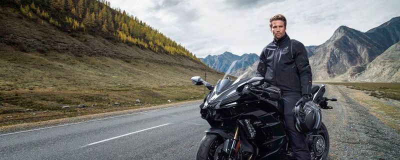 Ein fest mit der Jacke verbundener Halsschutz aus Gore-Tex-Stretch, der bei Nichtgebrauch in einer Kragentasche untergebracht werden kann, sowie wind- und wasserdichte Ärmelabschlüsse sollen den Komfort der Jacke optimieren.