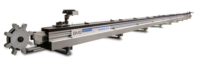 Das Bandmaßprüfgerät BMG10000 von Feinmess Suhl gestattet die vollautomatische Kalibrierung und Prüfung von Gliedermaßstäben und Rollbandmaßen in allen Längen und Ausprägungen sowie von Umfangsbandmaßen und Stahl- oder Glasmaßstäbe mit Skalen, die von einer Kamera gelesen werden können.