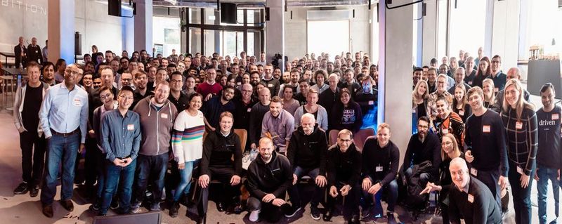 Daimler eröffnet seine Software-Schmiede „Mbition“ in Berlin.