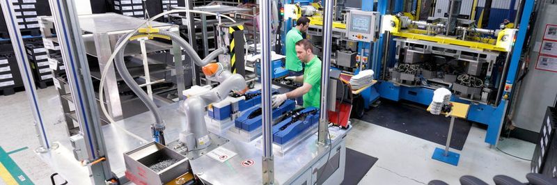 In der Produktion des Automobilzulieferers Yanfeng Automotive Interiors unterstützt ein Kuka LBR Iiwa die Mitarbeiter beim Verschrauben von Armauflagen für Türen des Opel Insignia.