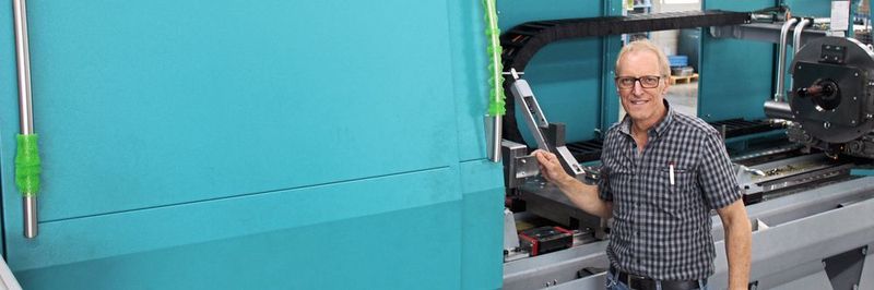 Werner Baumann, Leiter der Elektroabteilung bei TBT Tiefbohrtechnik, zeigt eine der Tiefbohrmaschinen, die in
Dettingen/Ems entstehen.