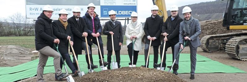 Spatenstich im Gewerbegebiet Weidenhecken in Wörth am Main: Thomas Wind, Andreas Fath, Jens Marco Scherf, Andreas Leister, Steffen Herter, Caroline Lagemann, Maximilian Crößmann, Holger Vogt und Wolfgang Dievernich (v.l.).