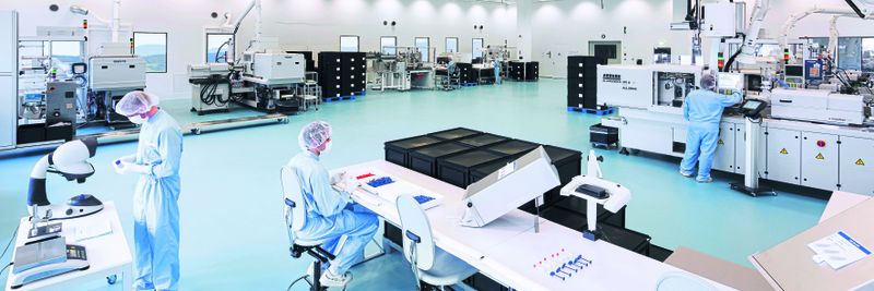 In der vernetzten und digitalisierten Fertigung des Schweizer Lohnfertigers Wild & Küpfer werden unter Reinraumbedingungen technische Kunststoffteile für die Medizintechnik hergestellt.