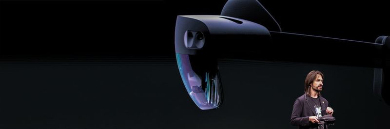 Alex Kipman, als Technical Fellow einer der Entwickler der HoloLens 2, zeigt die zweite Generation der MR-Brille erstmals auf dem MWC in Barcelona.