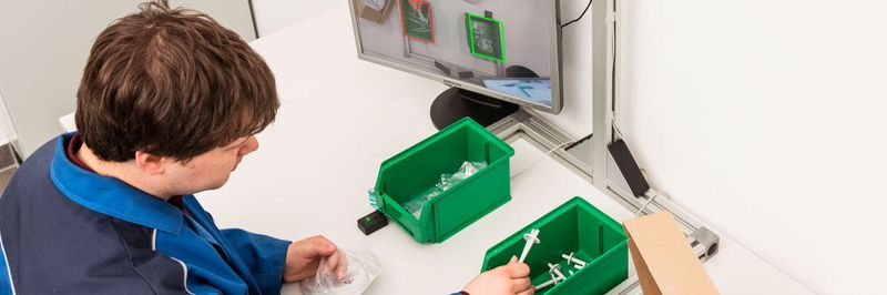 Das teilautomatisierte Montageassistenzsystem Monsiko stellen die Forscher des Fraunhofer-IPA an ihrem Stand auf der Hannover-Messe 2019 vor.
