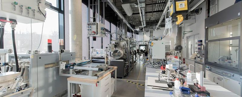 Im Fraunhofer ISC steht die vollständige Prozesskette für die Herstellung von Batteriezellen zur Verfügung, derzeit wird der Bereich für die Assemblierung unter Schutzgasatmosphäre weiter ausgebaut (im Bild hinten links).