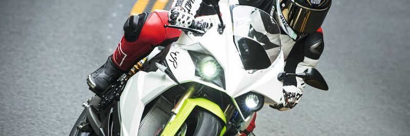 The synchronous, oil-cooled motor with permanent magnets, installed in the Energica Ego electric racing motorcycle, has an electrical output of 107 kW (145 hp) at 4,900 to 10,500 rpm.