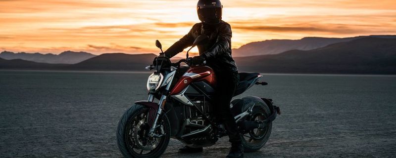 Der elektrische Reiter fährt jetzt Streetfighter: Weltpremiere für die neue Zero SR/F.