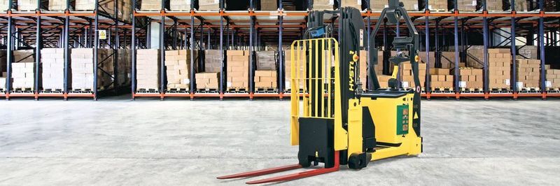Der Hyster-Geh-Gabelhochhubwagen mit Gegengewicht der Serie S1.0-1.5C folgt einer einprogrammierten Route.