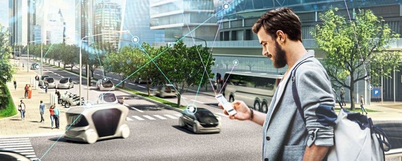 In zwei Jahren will Geely in China das erste Auto vorstellen, das mit dem 5G-Standard in der Lage sein wird, von Fahrzeug-zu-Fahrzeug (V2V), Fahrzeug-zu-Straße (V2R), Fahrzeug-zu-Infrastruktur (V2I), Fahrzeug-zu-Netzwerk (V2N) und Fahrzeug-zu-Personen (V2P) zu kommunizieren.