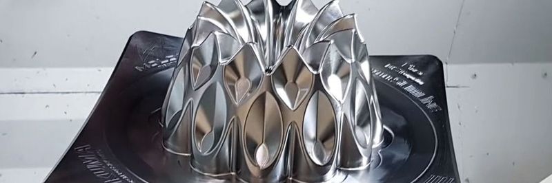 Komplexe Geometrien wie diese Kuchenform kann die Genos M460V-5AX in einer Aufspannung fertigen.
